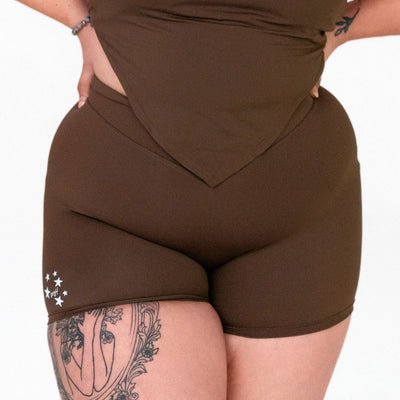 BROWN-ROCKSTAR '24- V-WAIST SCRUNCH SHORTS